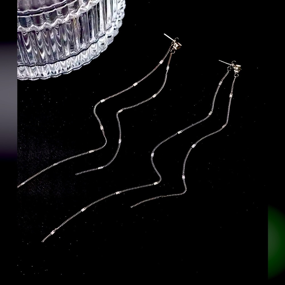 WOMANS LONG DANGLING EARRINGS